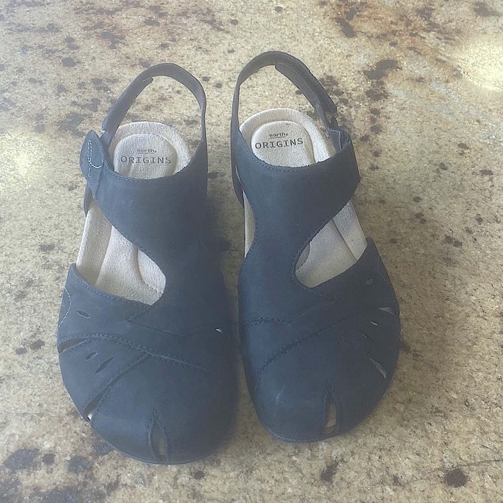 Elo- Womens Sandal in color Black in size 7.5 US Womens